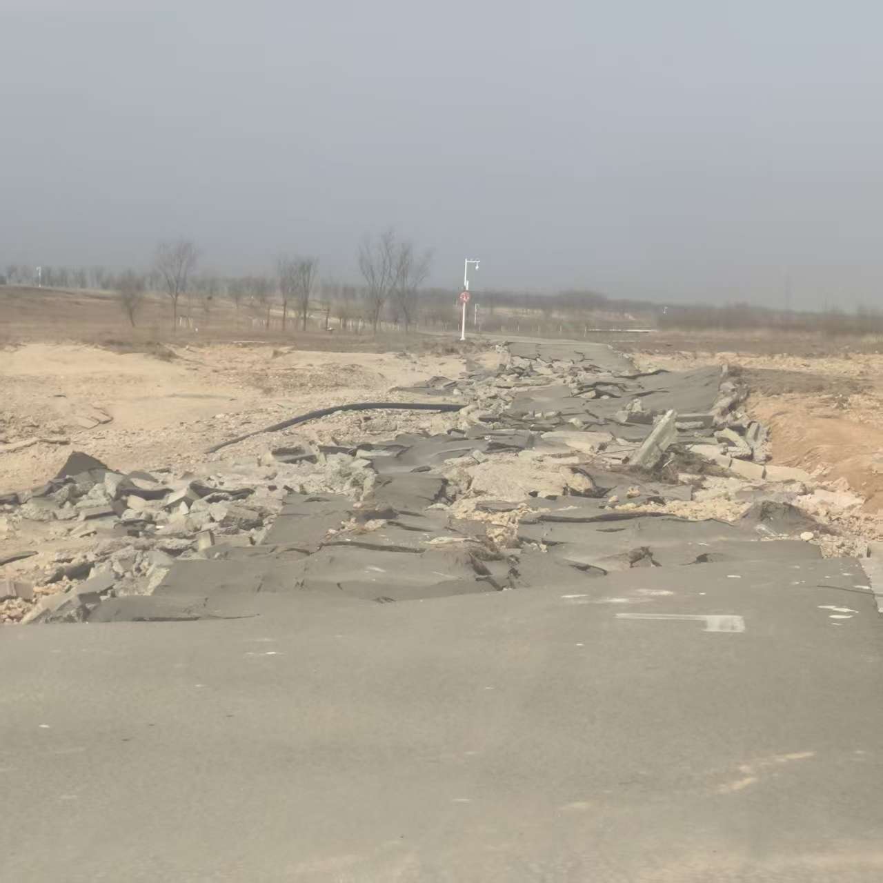 石家庄滹沱河沿河的路怎么又被冲坏了，印象里面每年都得冲坏一次，现在电动车都过不去