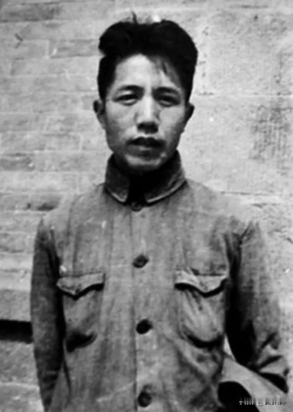 1980年，作家周扬回乡探亲，顺道去看前妻吴淑媛墓。谁料，半路突然雷雨倾盆，顿感