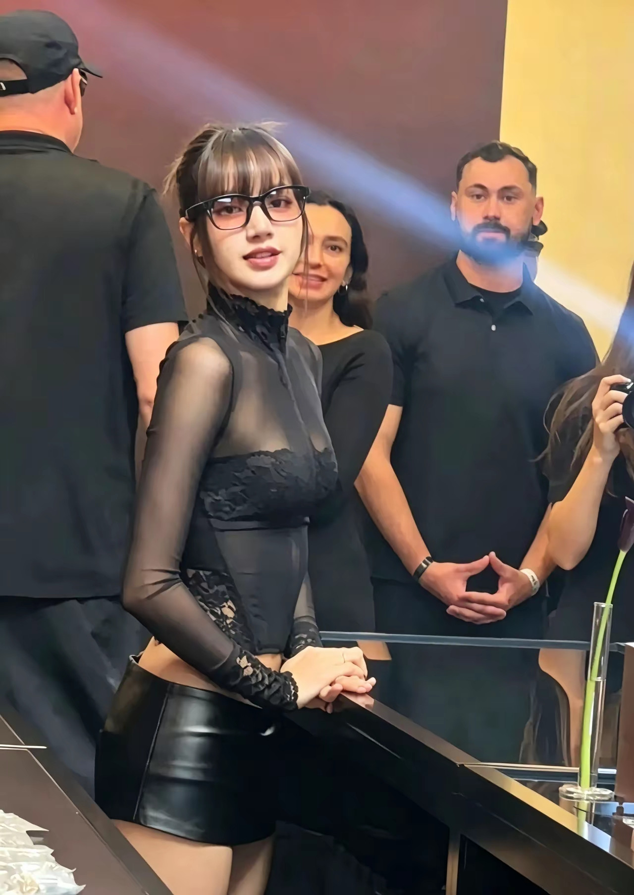 Lisa黑纱蕾丝造型太绝啦！酷飒又带点小性感，这气场简直要溢出屏幕了～