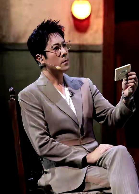 春晚联排都好几轮了，你发现没？那个送了365个祝福的男人，不见了。后台挤满