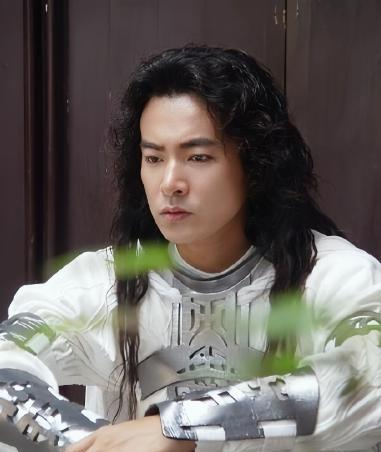 2006年，于波花260万在北京买了2套破破烂烂连厕所都没有的四合院，当时朋友都