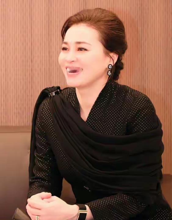 美出国界的苏提达王后，又给老公玛哈长脸了。玛哈会得意洋洋想：本王真是有眼光。