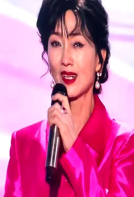 赵雅芝的化妆师小陈至今记得那个画面——68岁的"白娘子"在后
