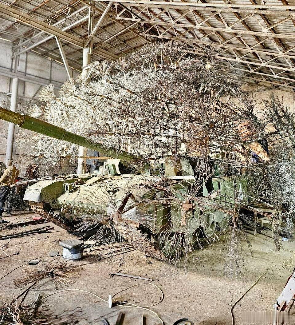 俄乌冲突俄军T-90M坦克配备的反FPV无人机“蒲公英”装甲，类似戚家军用