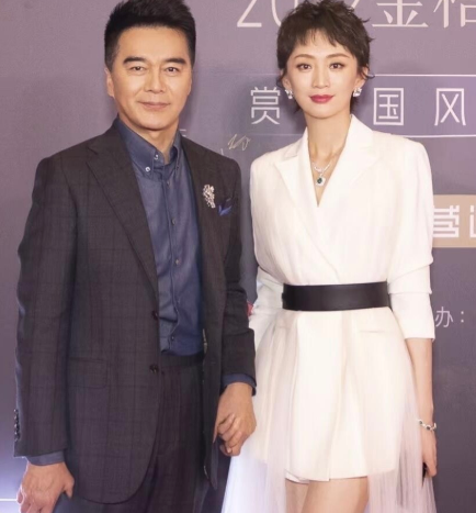 发现了没，许亚军真的是一个不老的男神，早年间他跟何晴的合影是那么帅气，现在老了是