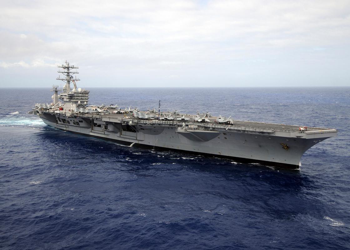 美军“半报废”航母南海出丑：战机坠海、直升机失事，老古董挑战东风导弹惹笑话