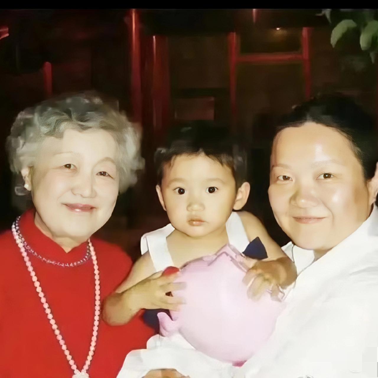 2006年，章含之与女儿洪晃、外孙女平平拍下一张温馨合影，镜头里祖孙三代笑意融融