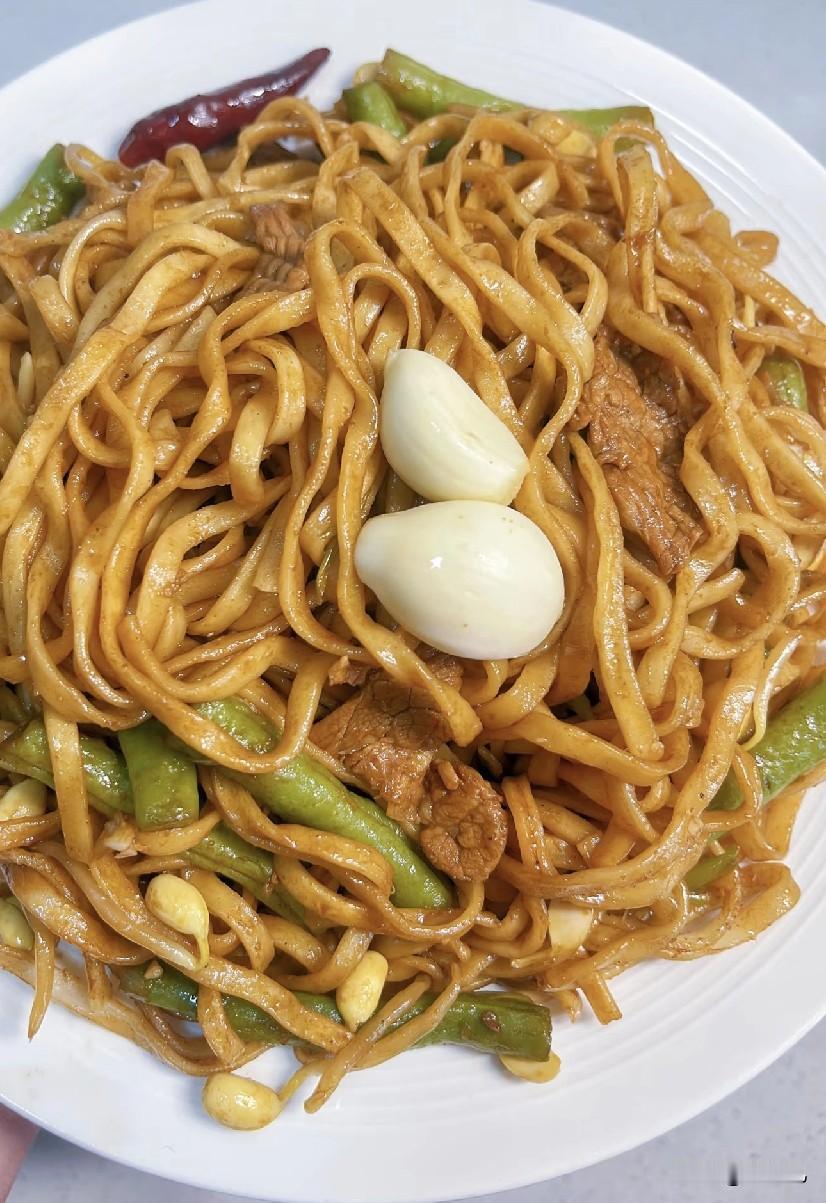 要说河南人戒不掉的味道，那必须是家常焖面。五花肉煸出油脂，配上新鲜豆角翻炒，