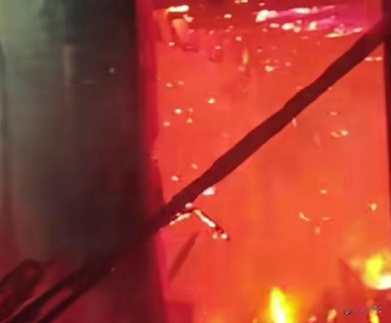 近日，湖南怀化一女子发视频称，父母房屋被大火烧毁，二老逃生后绝望的哭泣，她却淡定