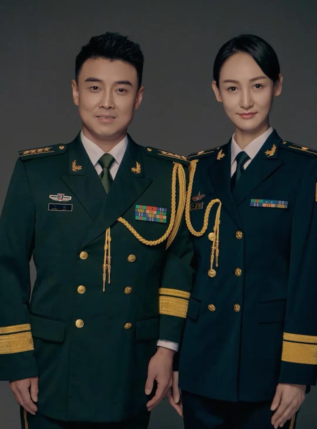 原来王皓的老婆也当过兵啊！8月1日，前乒乓球运动员王皓的老婆闫博雅在社交平台上分