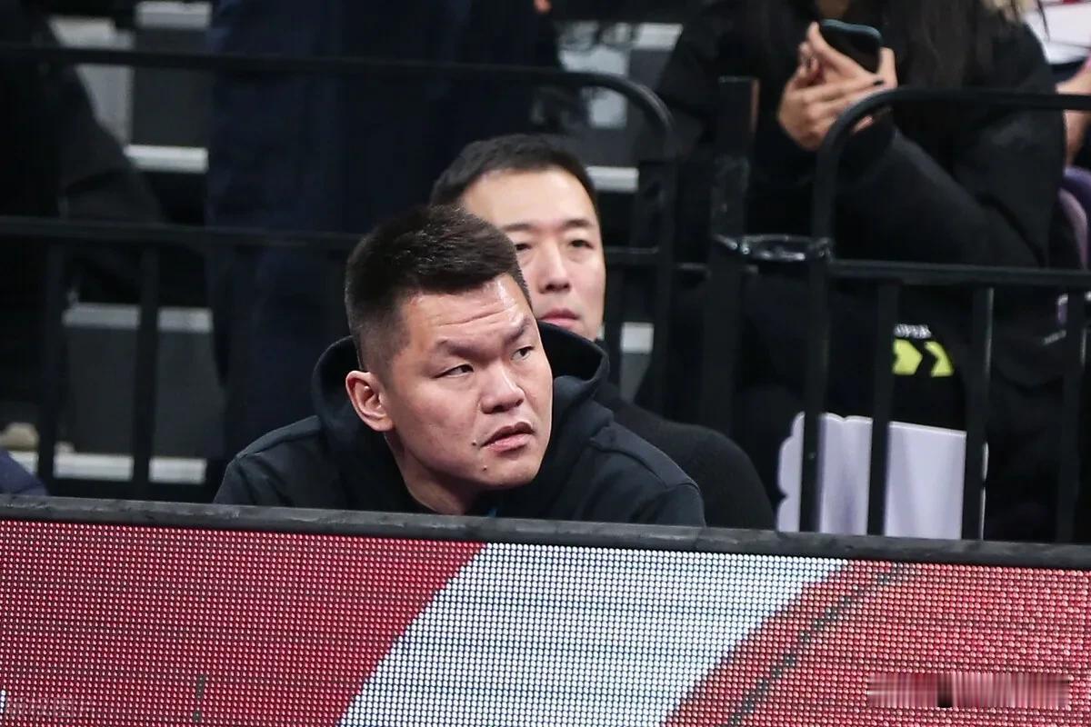 我现在突然好奇一件事，究竟是朱芳雨不会找攻防兼备的大外援，还是杜锋不喜欢用大外援