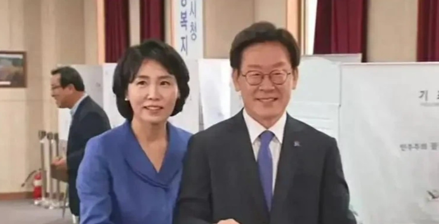 李在明夫人金惠景“忍辱负重”，对丈夫李在明与韩国女明星金富善的交往充耳不闻，终于