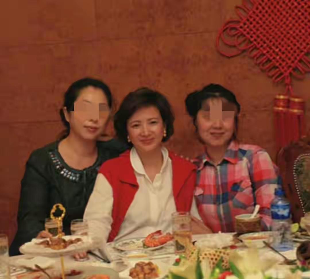 看得出来何晴是个活在当下的人，或许她早感觉得到知道自己身体不好。但她依然开心地生