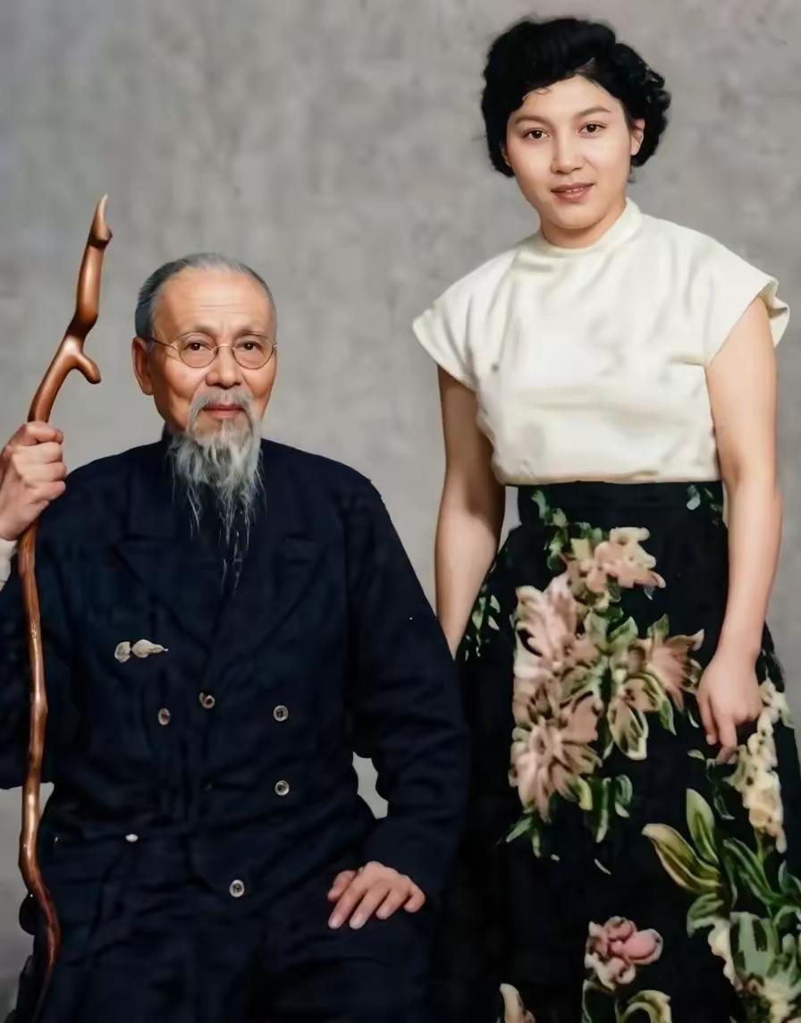 王铎：当年白石老人，确实看中了新凤霞，收她为徒。
