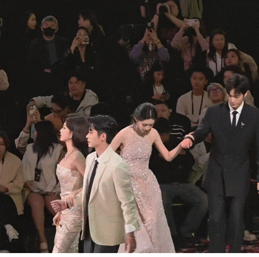 孟子义这是和摔倒杠上了啊！近日上台时不小心摔倒，检查后无大碍，就觉得太丢人。