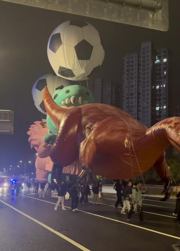 常州3:0赢下南通后，球迷们连夜进行胜利大巡游，第二天都等不及了！不知道的还以为