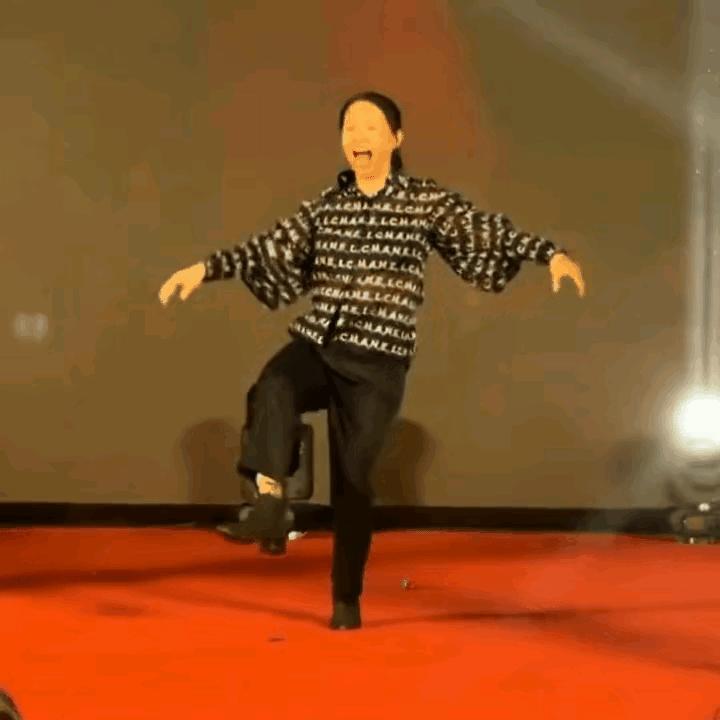 李维嘉前任龙丹妮在公司年会上尬舞，也到了出洋相的年纪，她穿着香奈儿衣服跳着舞，我