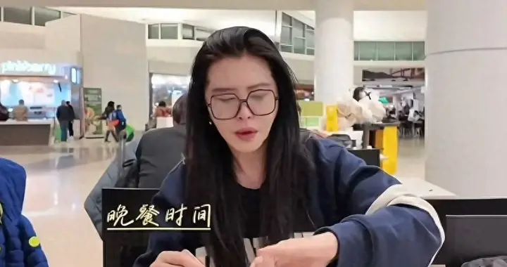 王祖贤59岁素颜惊艳引热议：吃素十余年状态超龄