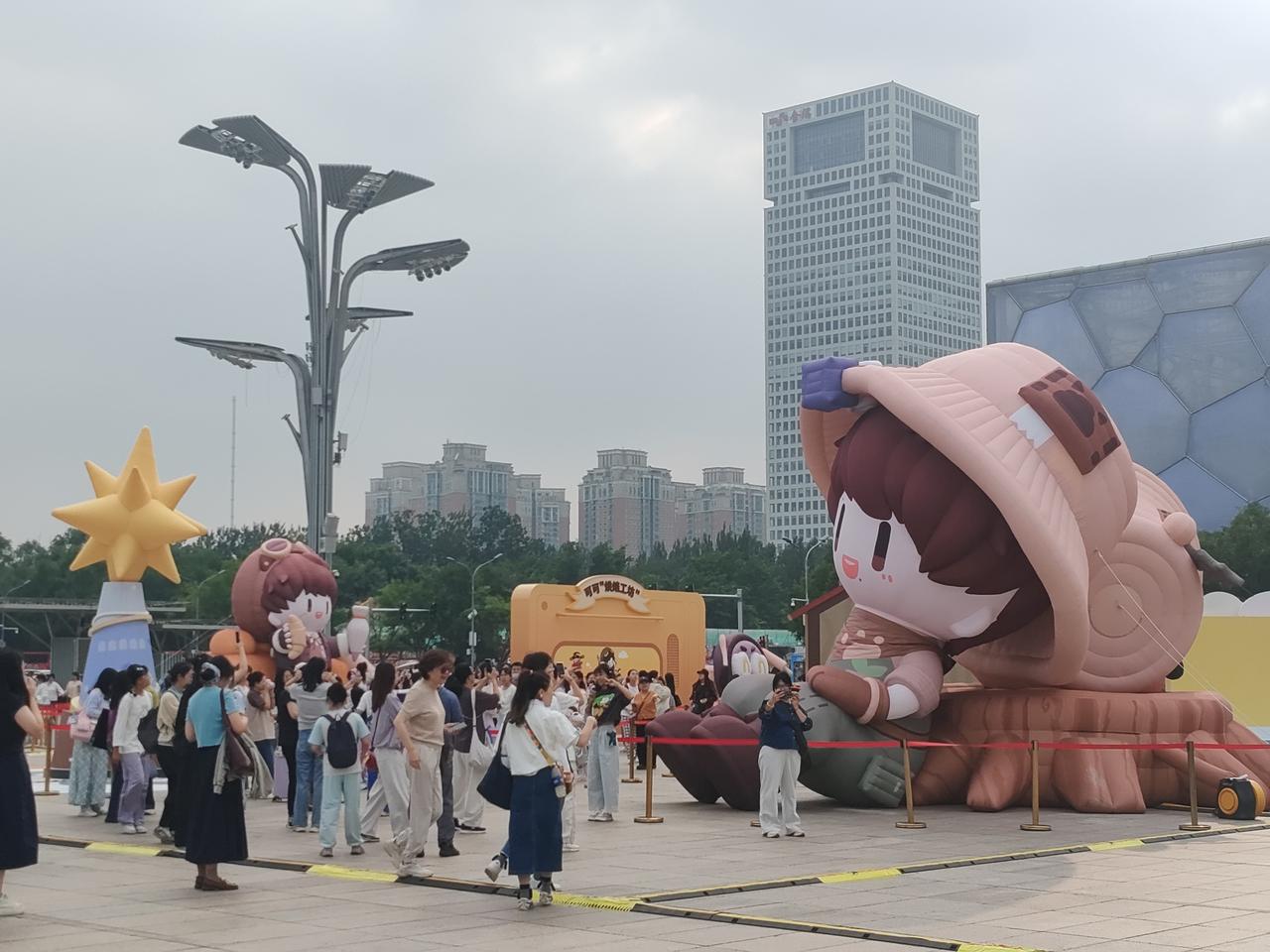 没想到吧，现在的年轻人喜欢卡通连男大学生也挂了卡通在书包上这个，算时尚吗