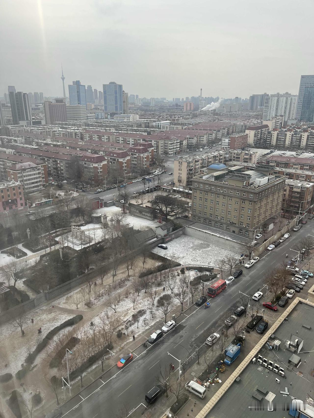 终于等到2026天津的第一场雪啦！不算鹅毛大雪，却足够温柔——红瓦屋顶覆了层薄