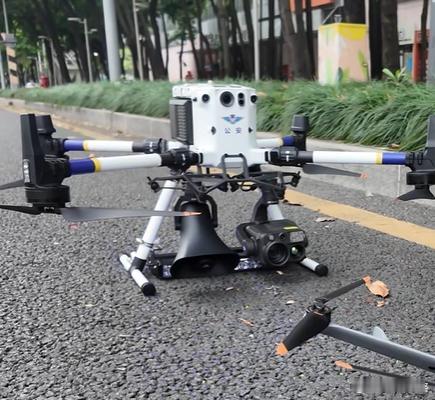 只要在没摄像头的路段就敢开车玩手机？你草率了深圳交警用无人机专门抓拍了，你哪知道