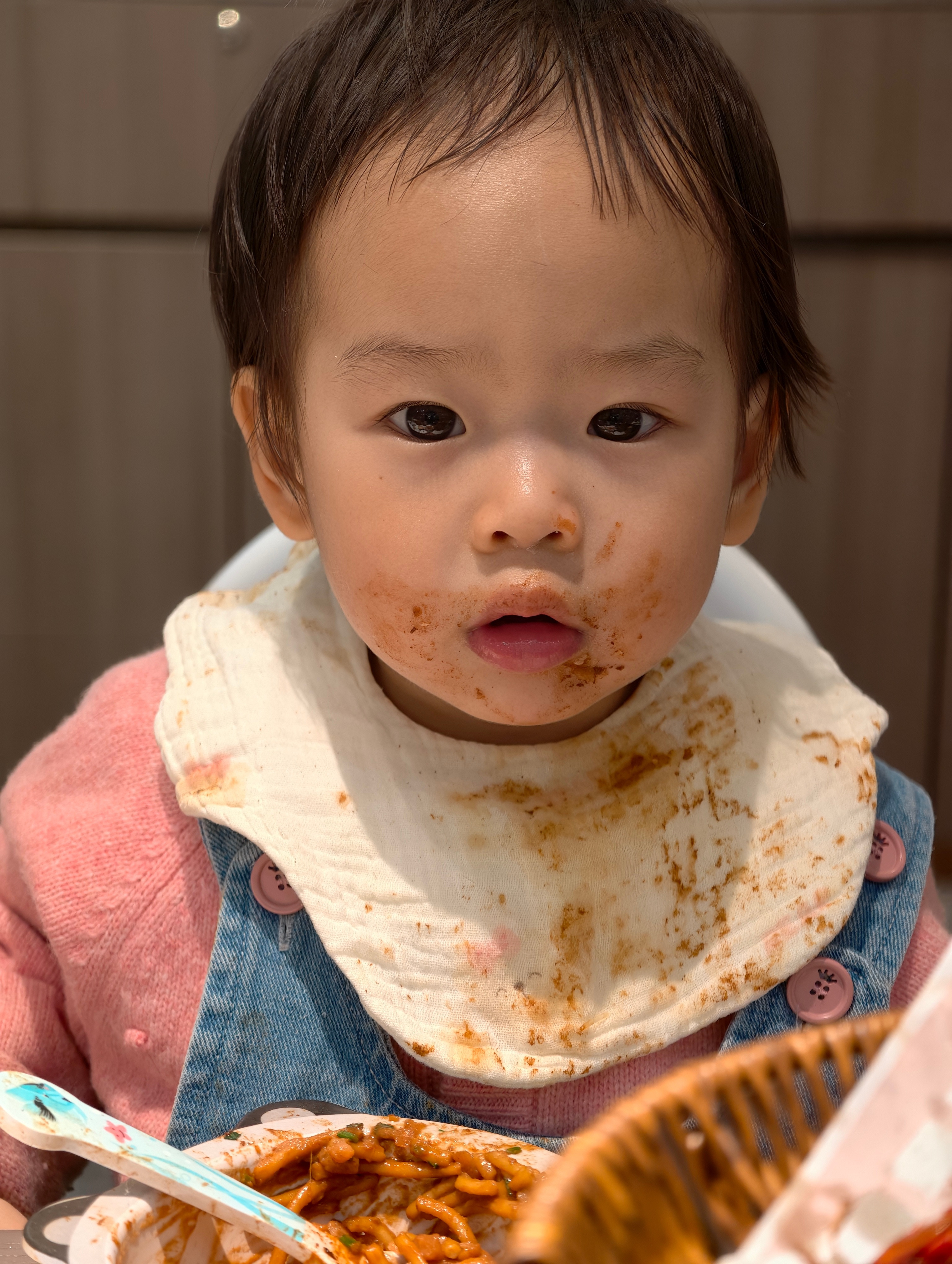 我姑娘今天狂炫热干面，对她主打一个不忌口，除了辣的什么都给吃。辣也是她自己不吃