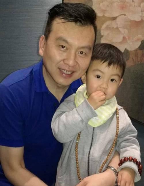 2026年4月17日，央视资深主持人张泽群参加总台荣退仪式，晒出退休证并配文：“