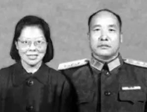 李达答：“可能中将，也可能少将，我贡献太少。”那是1955年授衔前，妻子问