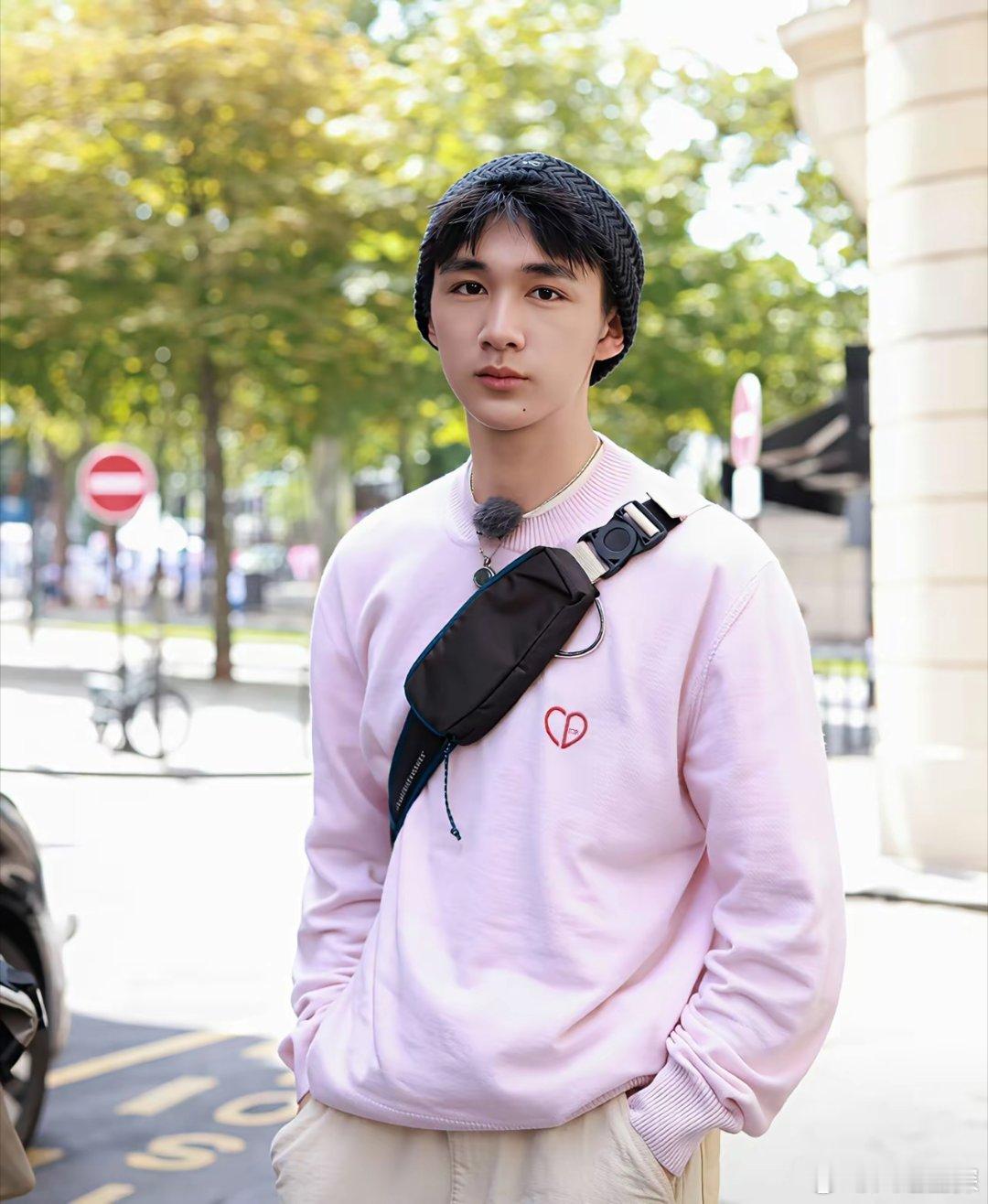 看到荣梓杉，我才知道，娱乐圈的门槛真的很低，以前章子怡说：演员是什么很低贱的职业