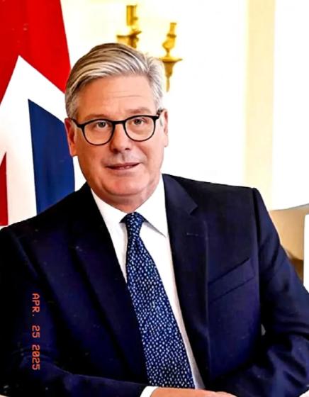 英国首相一句话，直接扔向了全世界。他说，中国，是世界三大强国之一。这话不是私下说