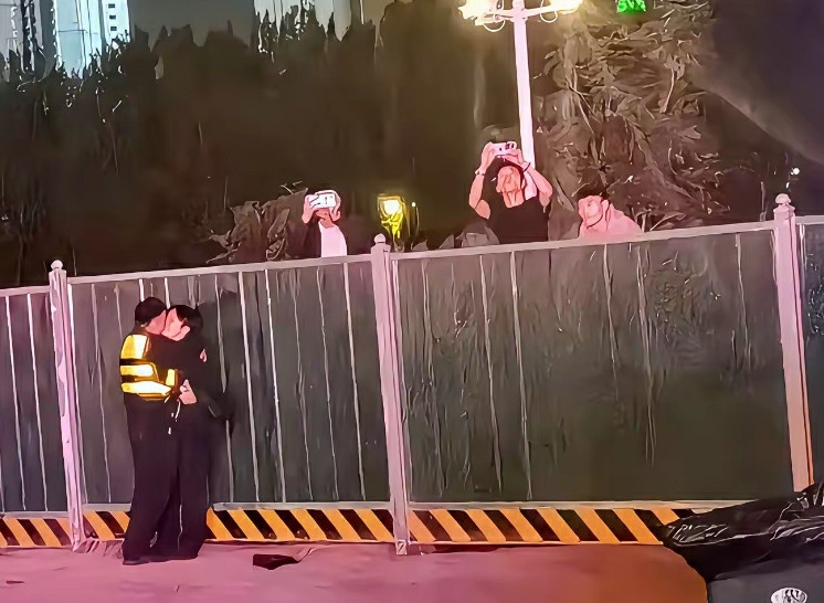 这个保安火了