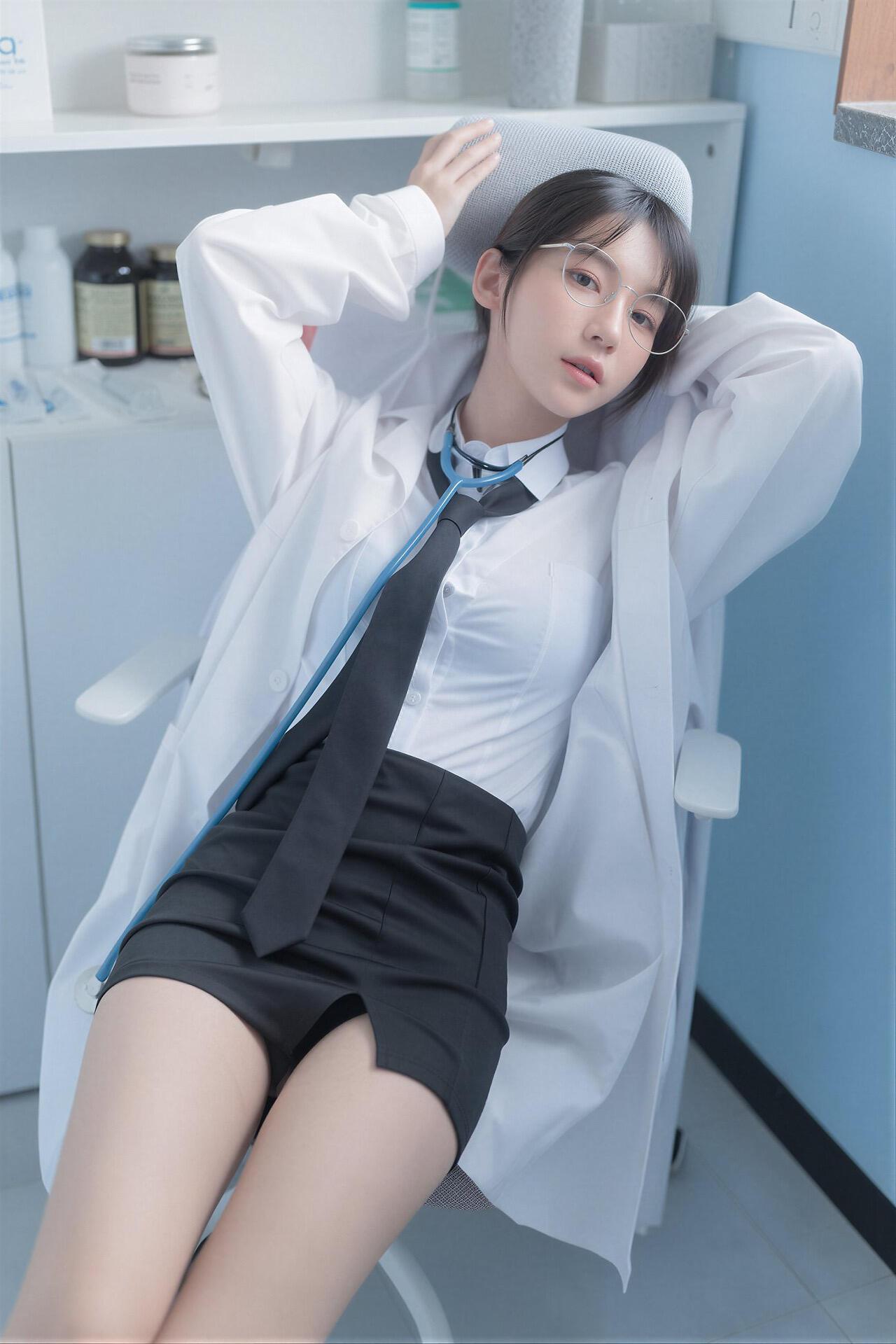 女人真的是上帝完美的造物安然，容貌貌似日星，有“小枫哥”的称号。有严格身材管