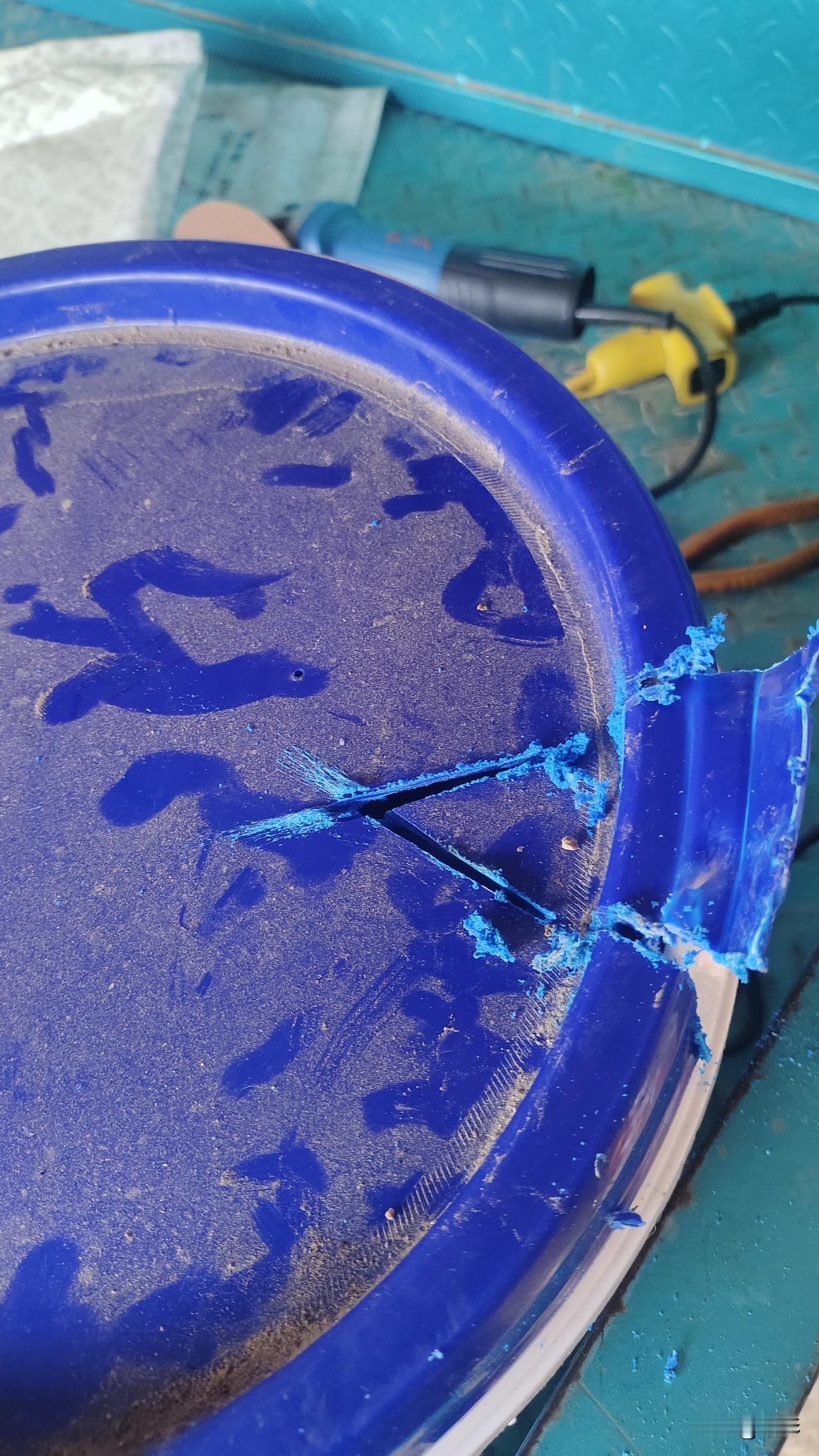 今天早上我进行了一次“暴力”拆盖。我作为一个种菜的农民，在种菜中经常使用有机肥