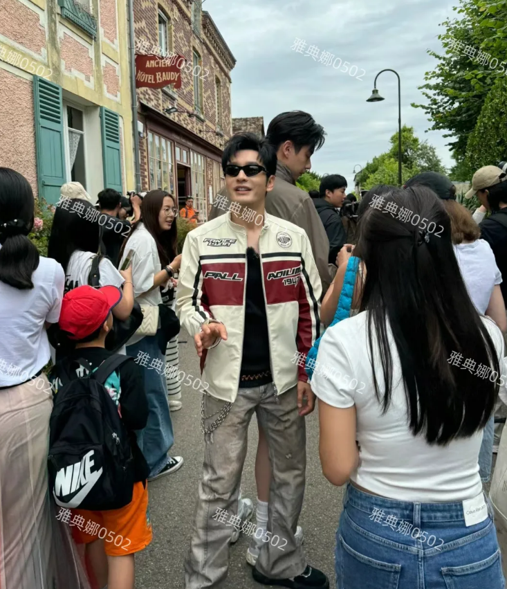 黄晓明和胡一天，黄晓明本人很年轻个子也不矮，就是假发太厚重了看起来不利索。胡一