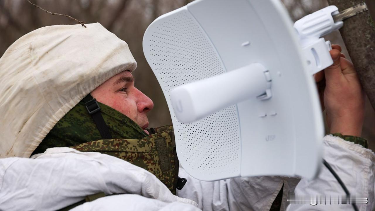 “现在只剩下无线电、电缆和鸽子了。”由于星链网络中断，俄罗斯军队失去了火力支援和