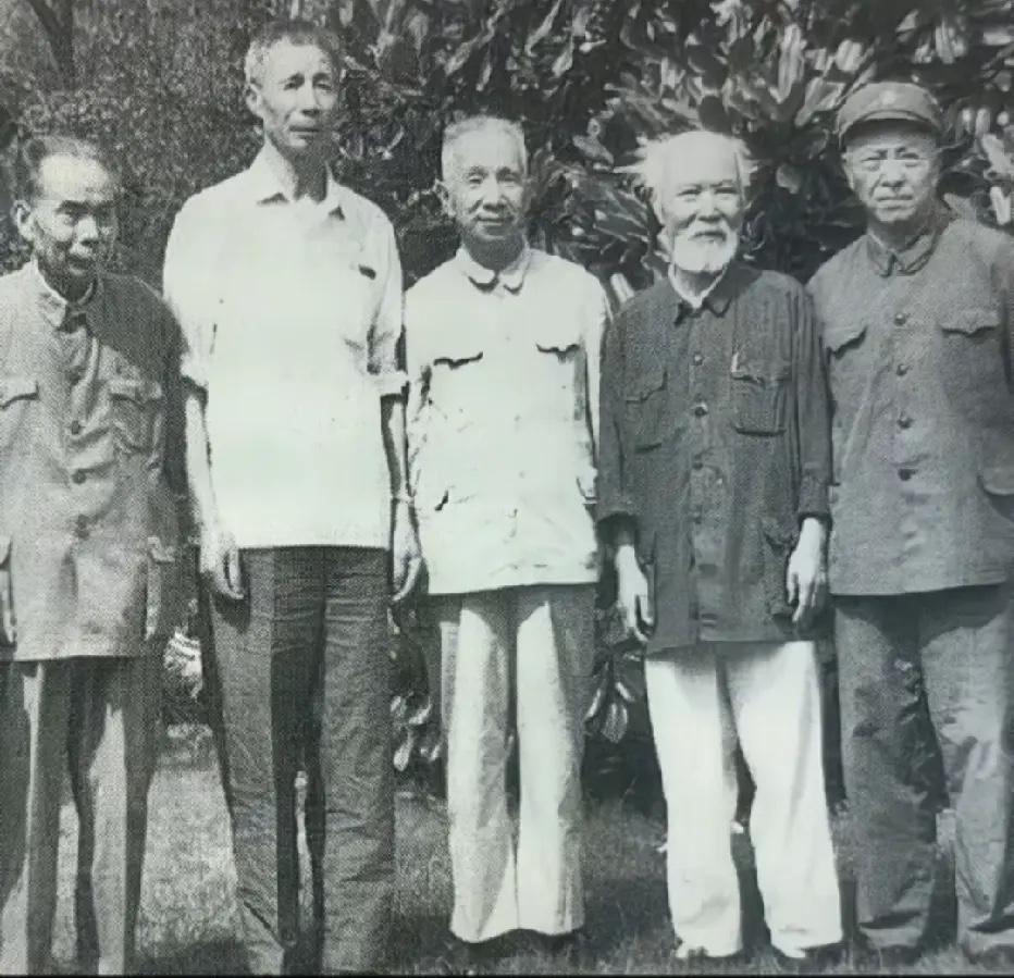 1980年，73岁的粟裕大将与几位当时在浙江打游击时的老战友们聚会时，留下的合影