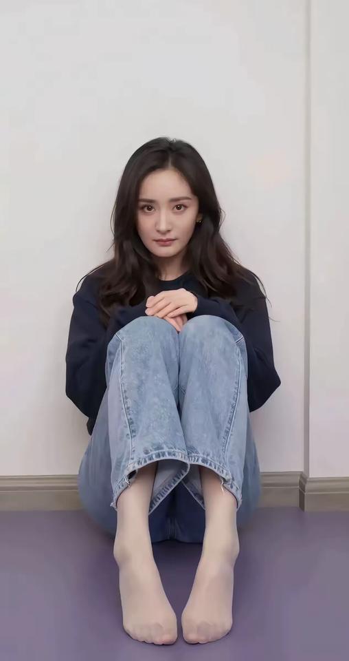 杨老板的素颜照，比较少见吧！想了想，作为娱乐圈的一员，杨幂还是合格的，毕竟总