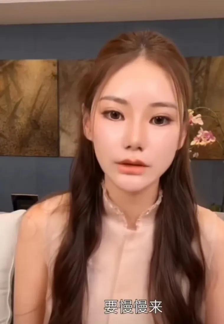 马筱梅在直播间回应网友的疑问，为什么不马上带两个孩子回北京生活。马筱梅说其实每
