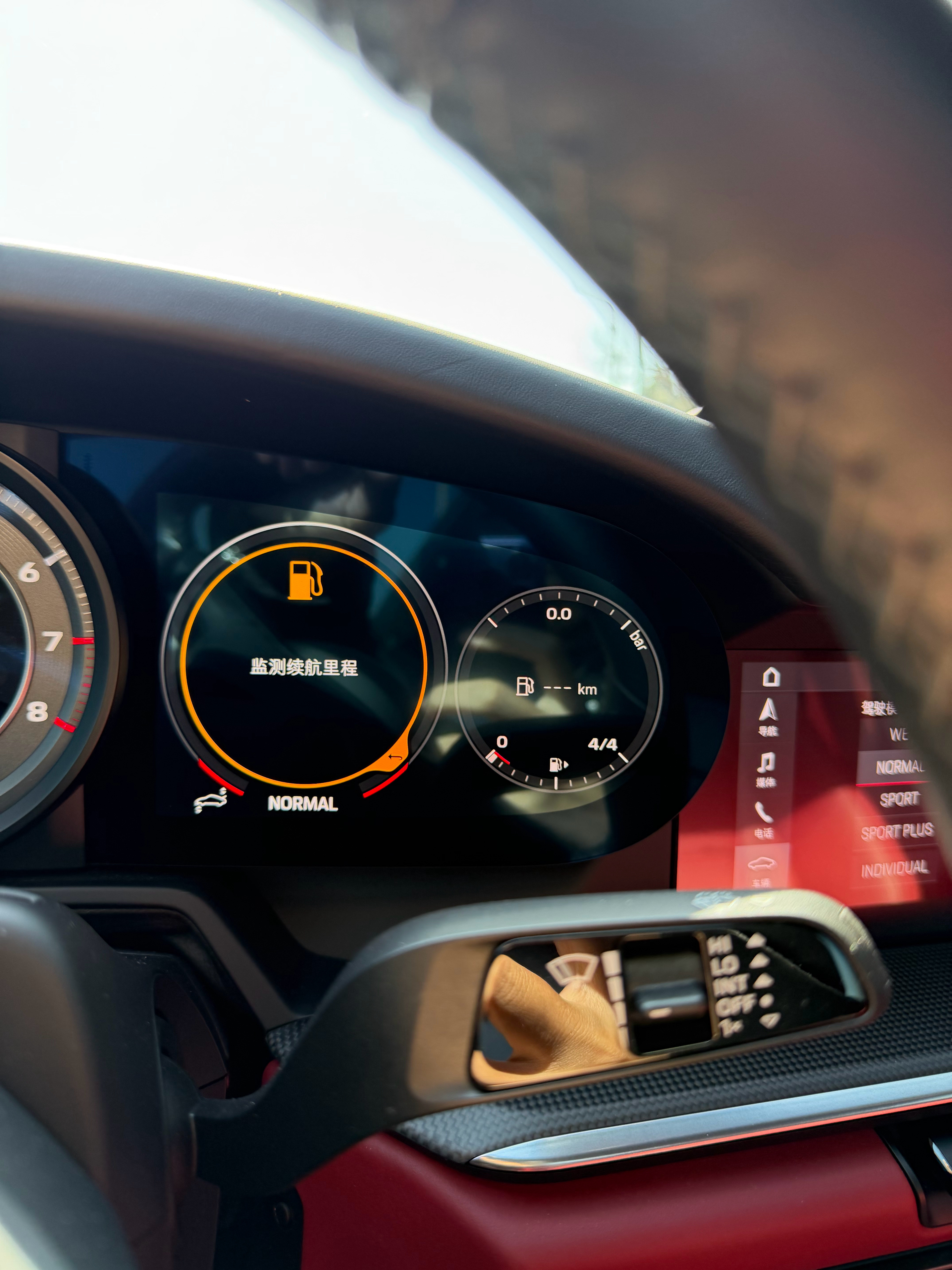 冷知识：一般911出现这个提示灯至少你还可以再开20km