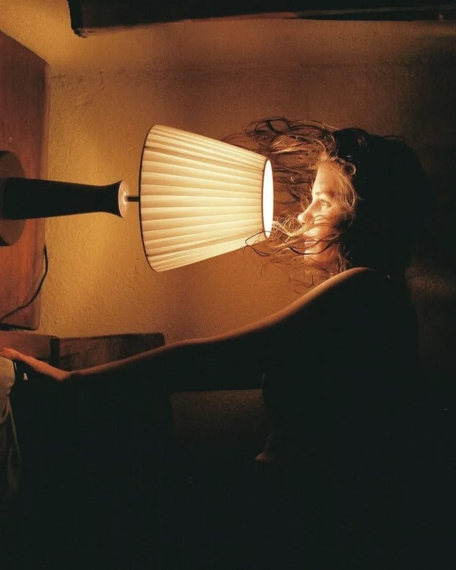 灯影摇曳，夜色如墨。完美的光影组合，大师级的摄影作品赏析温柔光影氛围高级光影色