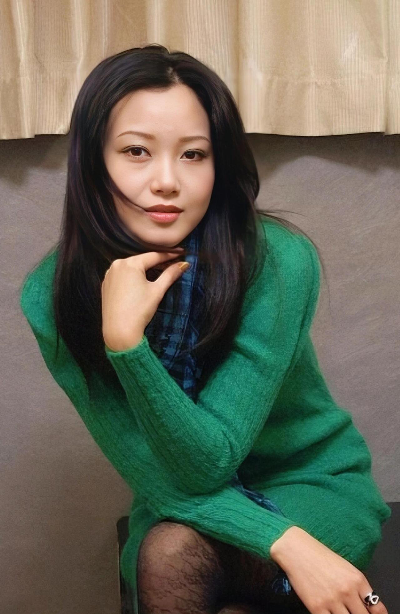 以前经常看到她的照片，今天看来还是那么美丽好看有气质，另外也才知道她的名字。