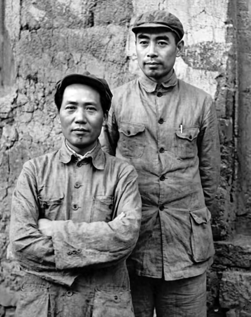 🍁1944年延安，51岁的毛泽东和46岁的周恩来，在王家坪斑驳的土墙前，拍下了