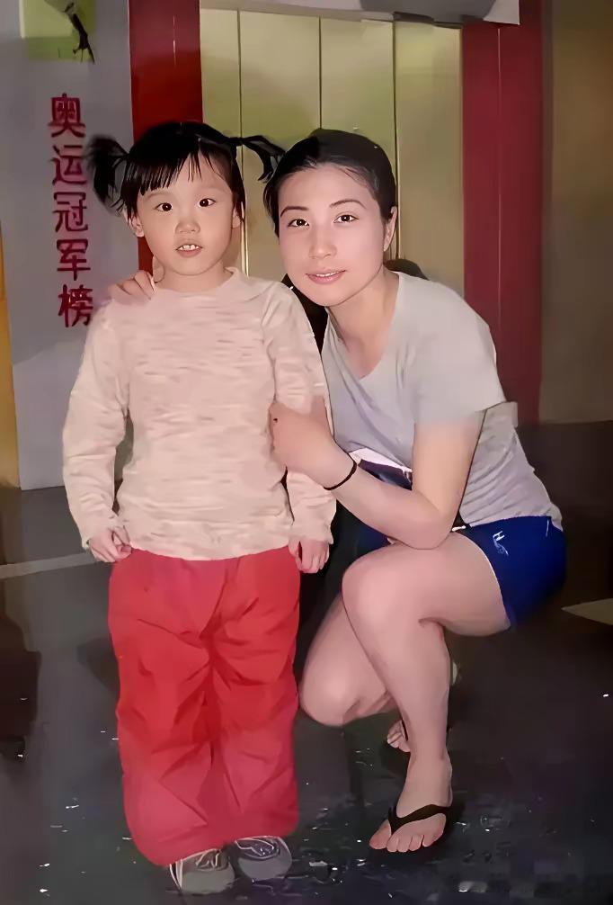 2009年，郭晶晶在国家体育总局与一位小女孩合影，留下珍贵画面。那时28岁的郭晶