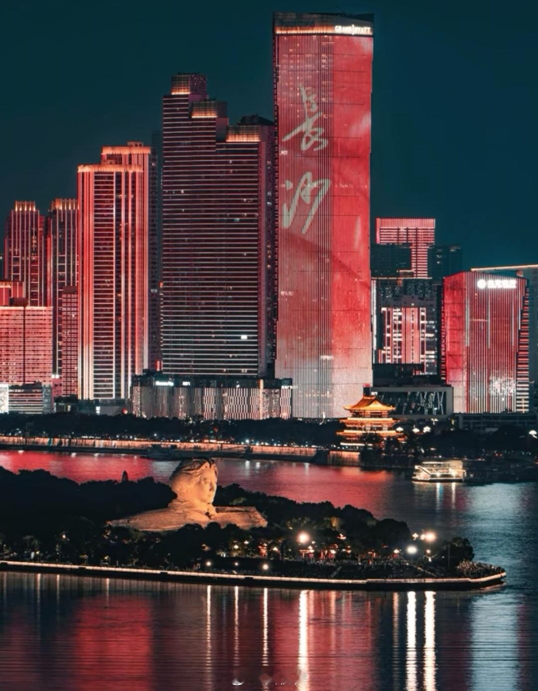 湘江的夜景，是最有分量的。教员雕像伫立在橘子洲头，目光穿越宽阔江面。一江之隔，沿