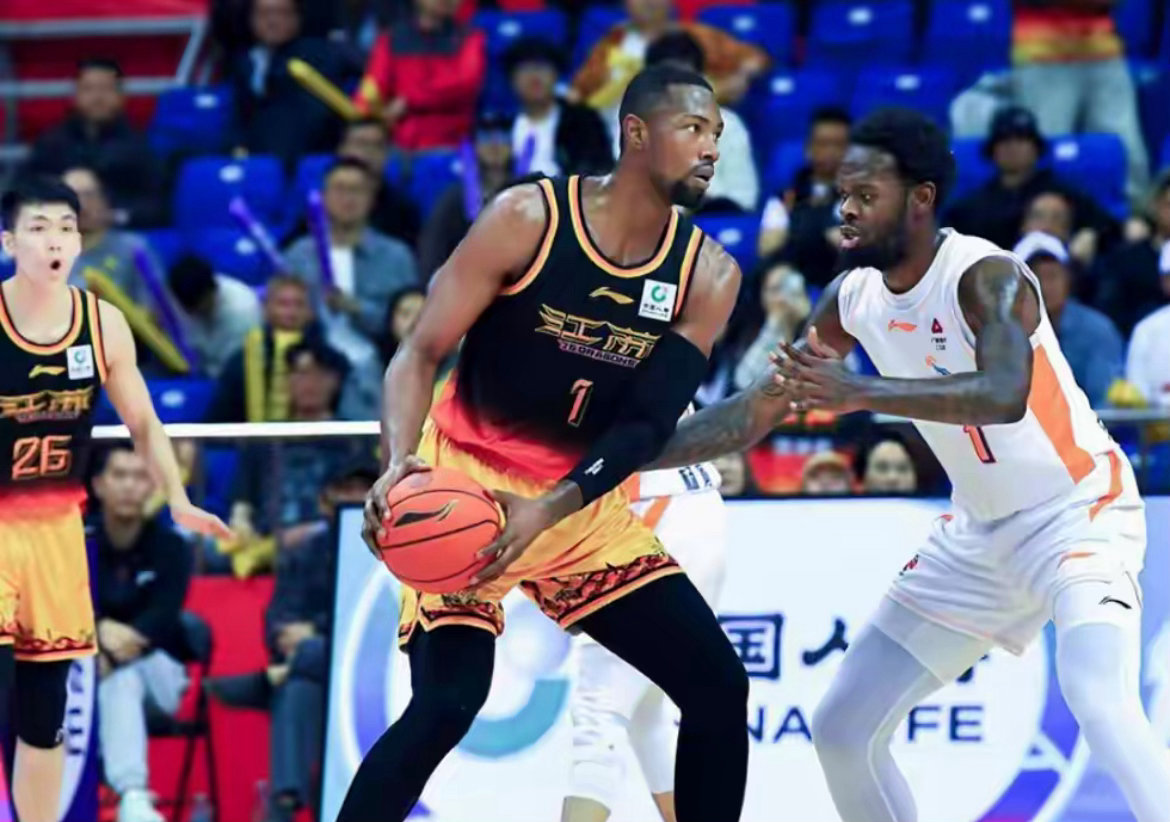 30+30+36+绝杀！被低估的顶级大外援贾尔斯，下赛季身价要暴涨？江苏男篮主场