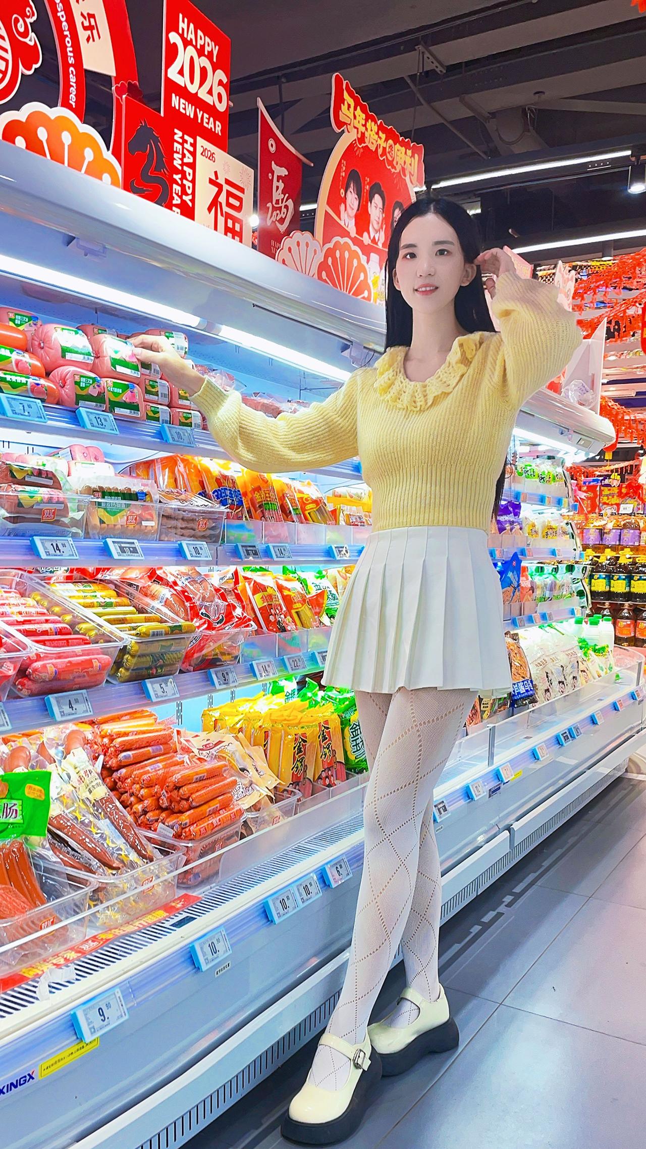 白丝袜一穿，瞬间腿精上线，显瘦效果满分~美女白袜黑丝袜子