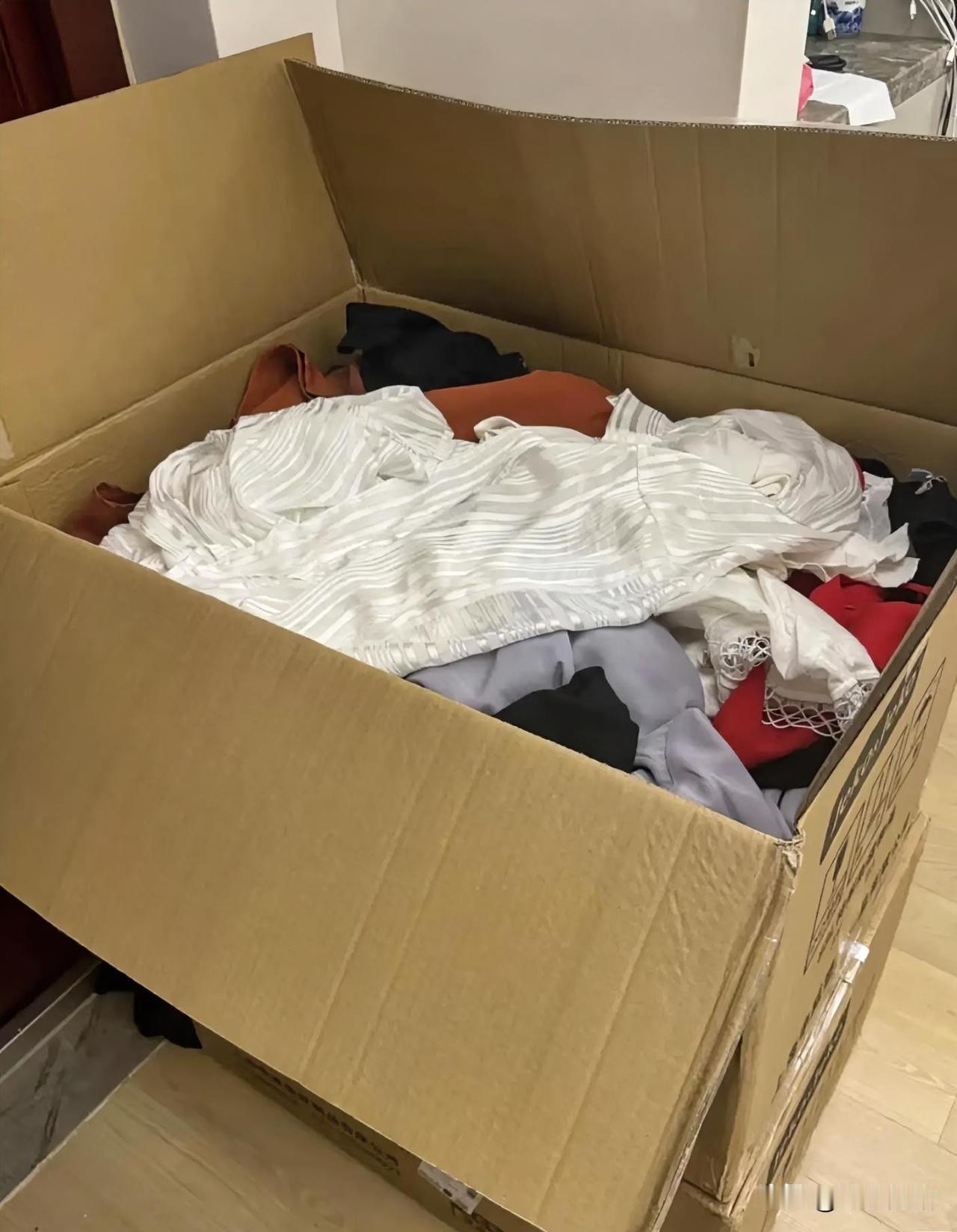 我妈的表弟市里人，每次来我们家都是带一包旧衣服，然后我妈给拿米、面、青菜一大包回