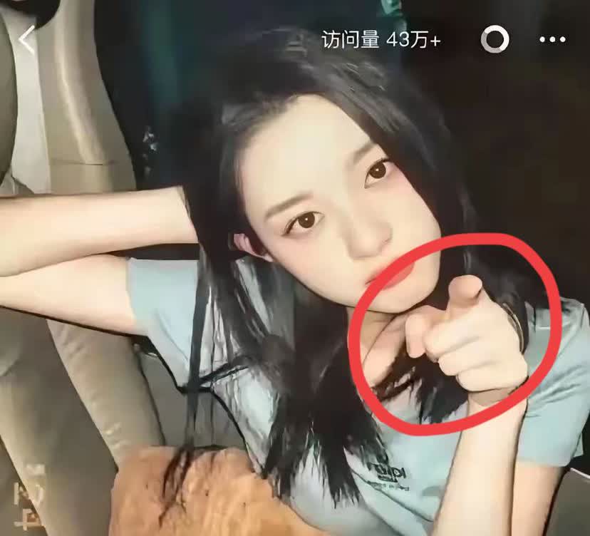 我一个学心理学的朋友告诉我：黄杨钿甜，快崩溃了！她说，她设置的背景图这照