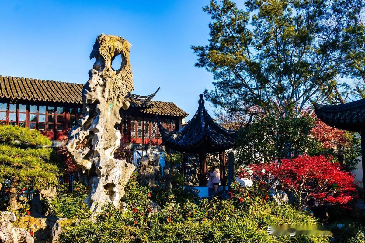 看看下面两副图片，哪一副是留园里面的冠云峰？