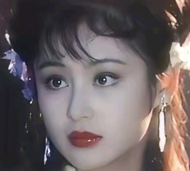 1707年，一女子刚死，面貌如生，两个看守的人动了邪念，一人刚转过她的身体，突然